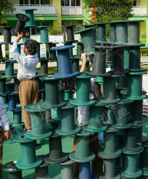 幼儿园建构区户外废物利用筒芯环创图片