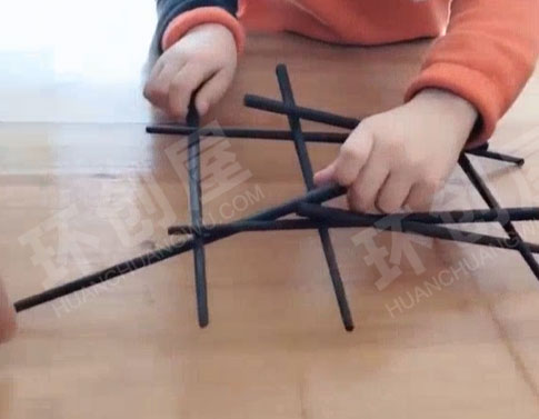 幼儿园筷子搭桥建构区环创图片