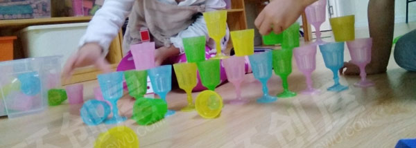 幼儿园建构区色彩柔和透明杯子搭建图片