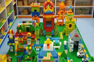 幼儿园建构区乐高搭建大小区环创图片2张