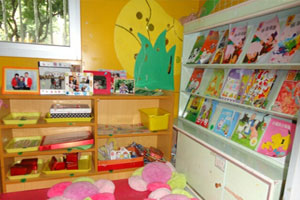 幼儿园阅读区暖色调温馨环创图片