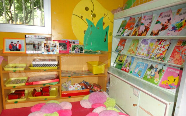 幼儿园阅读区暖色调温馨环创图片