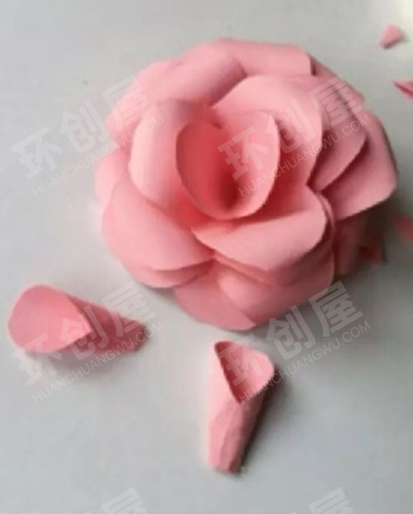 幼儿园美工区卡纸手工折纸剪裁美丽的花儿图片