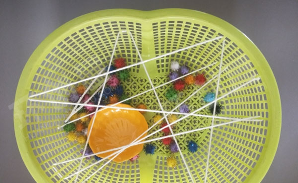 幼儿园科学区夹球球环创图片