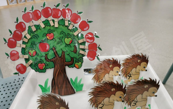幼儿园科学区小刺猬摘水果数学环创图片