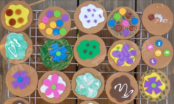 幼儿园角色游戏做好的曲奇饼环创图片