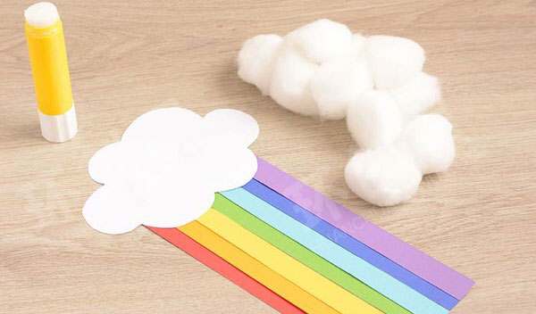 幼儿园纸碟棉花做出彩虹吊饰环创图片