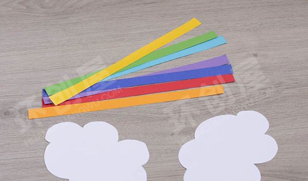 幼儿园纸碟棉花做出彩虹吊饰环创图片