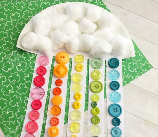 幼儿园纸碟棉花做出彩虹吊饰环创图片