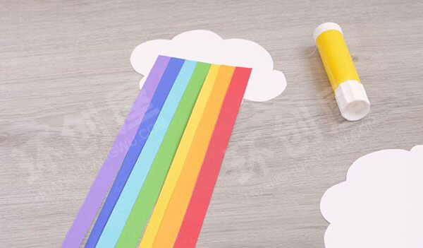 幼儿园纸碟棉花做出彩虹吊饰环创图片