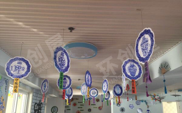 幼儿园画的青花瓷瓶吊饰环创图片