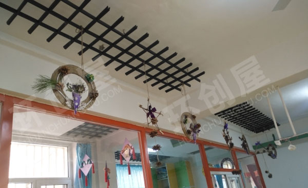 幼儿园原木色紫色系挂饰环创图片