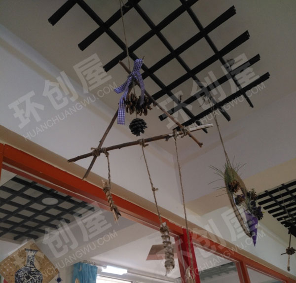 幼儿园原木色紫色系挂饰环创图片