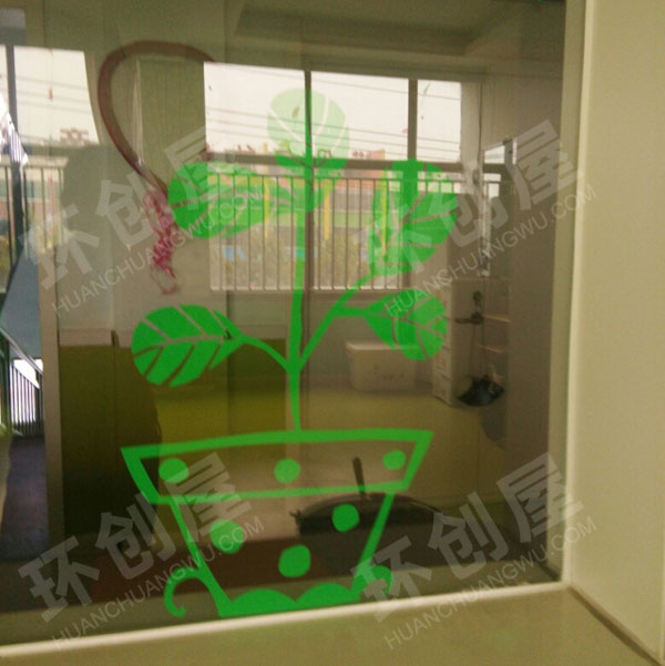 幼儿园透明玻璃窗绿色树叶小鸟装饰环创图片