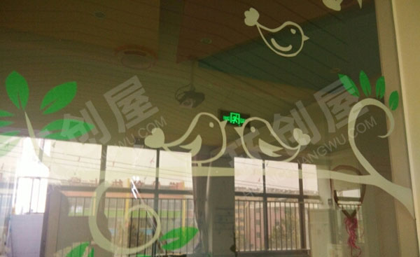 幼儿园透明玻璃窗绿色树叶小鸟装饰环创图片