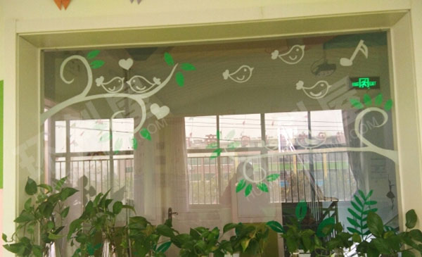 幼儿园透明玻璃窗绿色树叶小鸟装饰环创图片