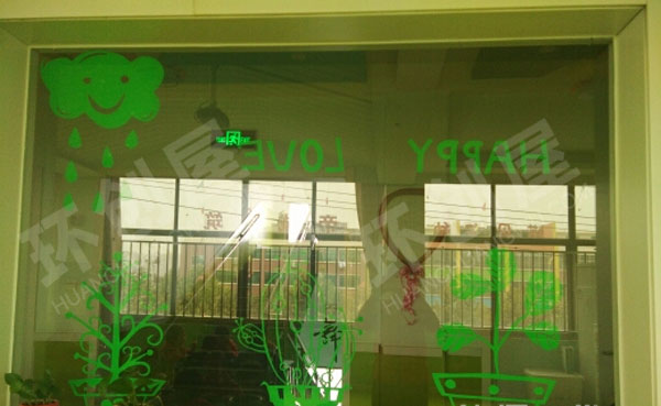 幼儿园透明玻璃窗绿色树叶小鸟装饰环创图片