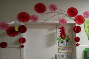 幼儿园新年装饰教室门中国红环创图片