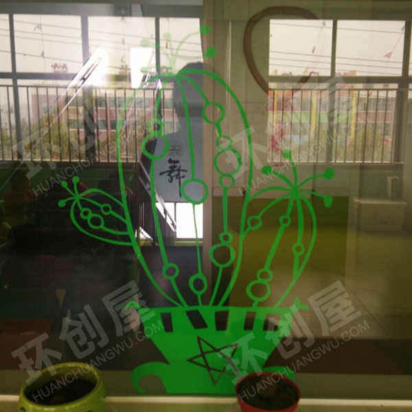 幼儿园透明玻璃窗绿色树叶小鸟装饰环创图片