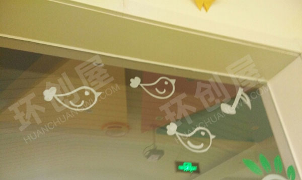 幼儿园透明玻璃窗绿色树叶小鸟装饰环创图片