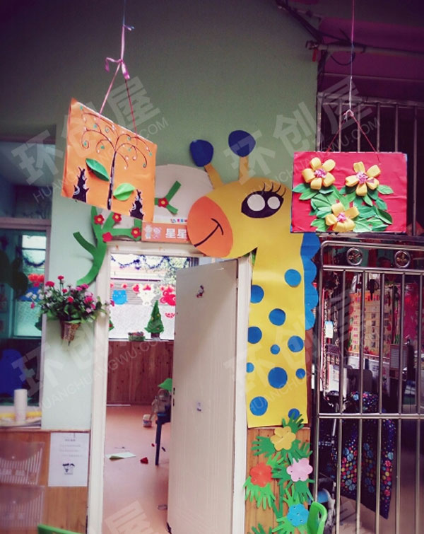 幼儿园门上的长颈鹿环创图片