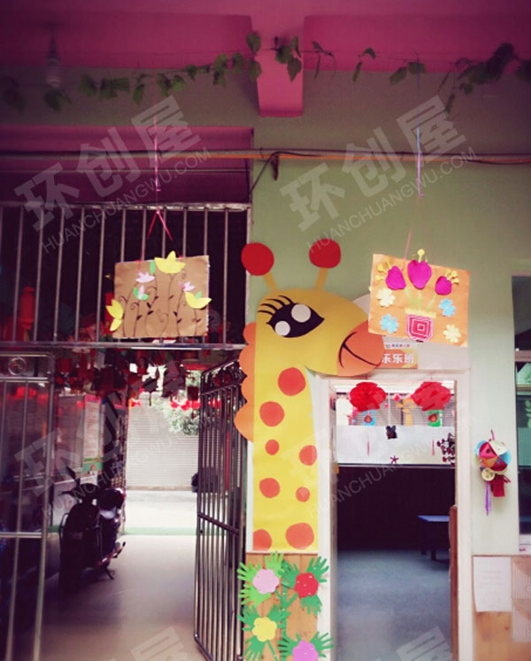 幼儿园门上的长颈鹿环创图片