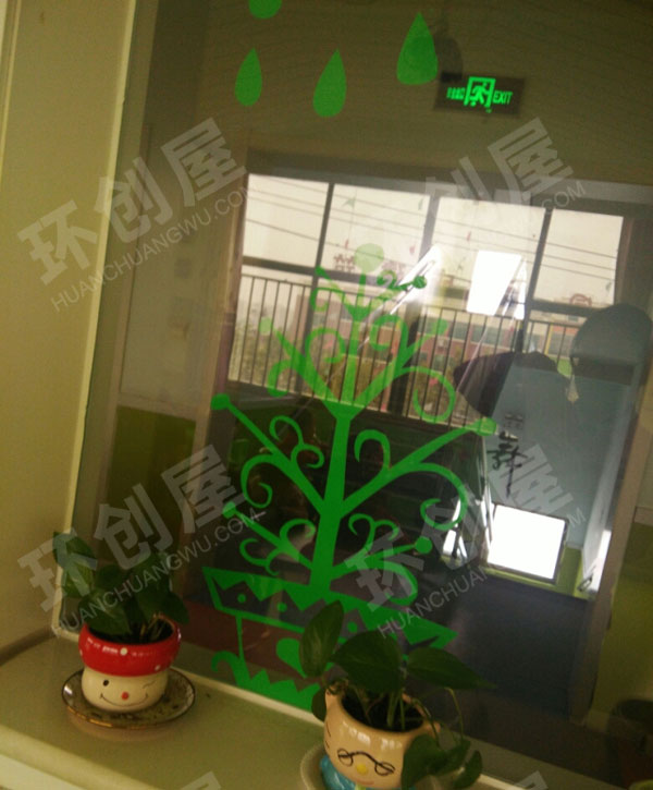 幼儿园透明玻璃窗绿色树叶小鸟装饰环创图片