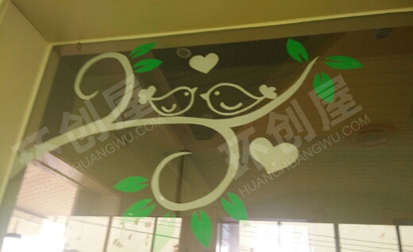 幼儿园透明玻璃窗绿色树叶小鸟装饰环创图片