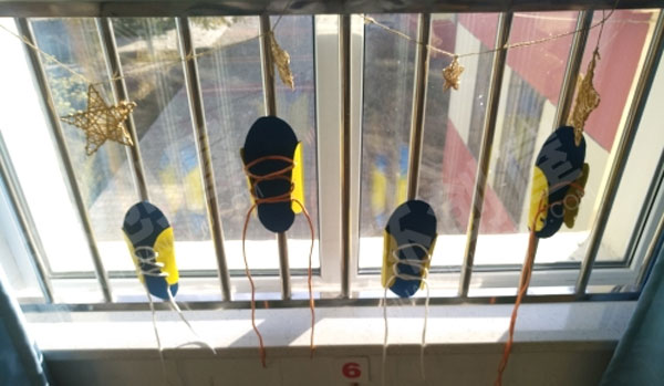 幼儿园教室窗户护栏黄色小鞋子吊饰环创图片