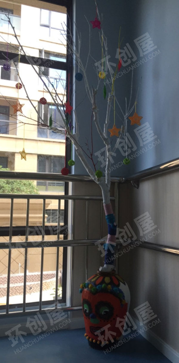 幼儿园走廊楼梯拐角酒罐作画花瓶环创图片