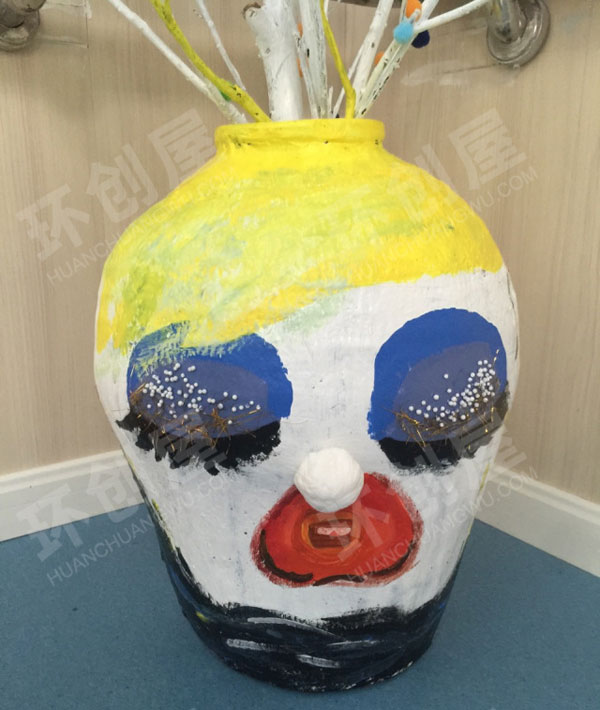 幼儿园走廊楼梯拐角酒罐作画花瓶环创图片