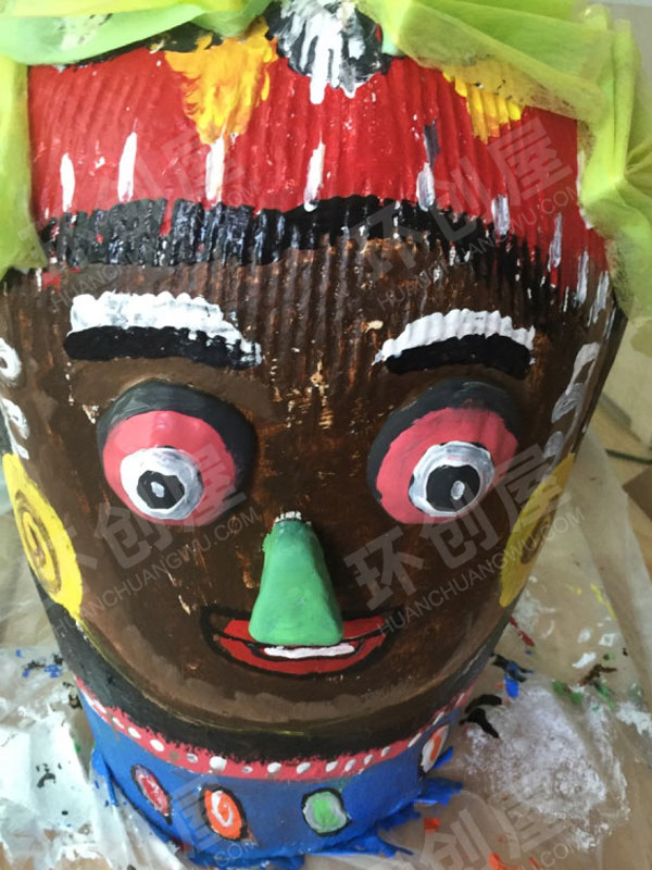 幼儿园走廊楼梯拐角酒罐作画花瓶环创图片