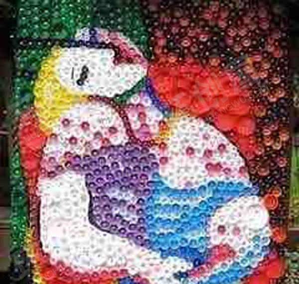 幼儿园走廊环创小瓶盖大变身图片