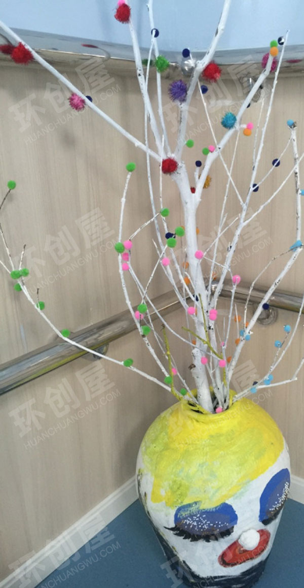 幼儿园走廊楼梯拐角酒罐作画花瓶环创图片