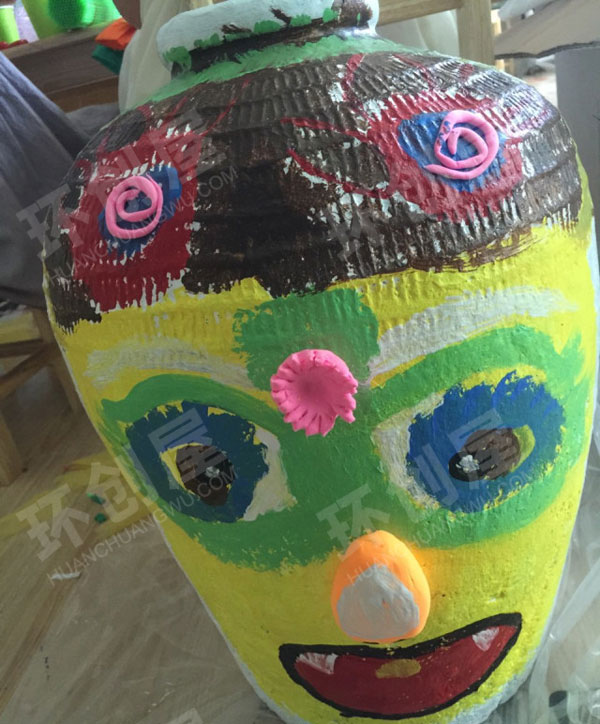 幼儿园走廊楼梯拐角酒罐作画花瓶环创图片