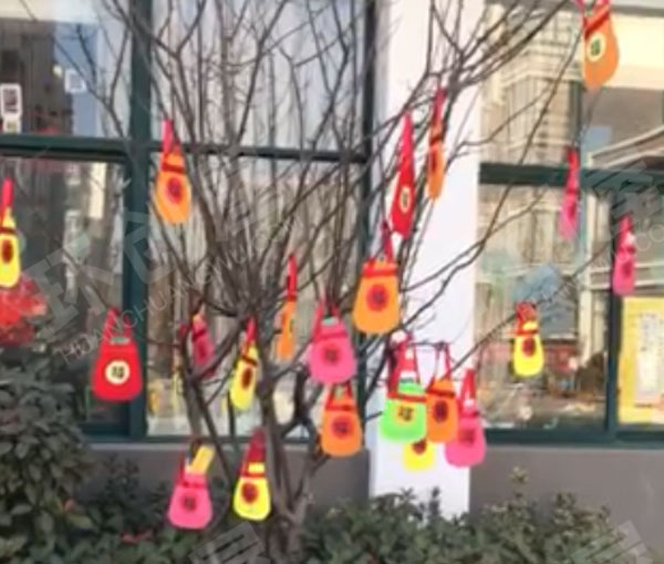 幼儿园户外腊八节挂福袋吊饰图片
