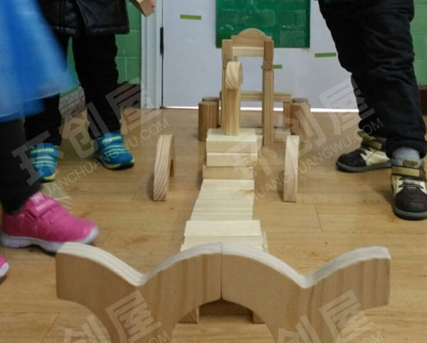 幼儿园大型积木对称城堡建构区图片
