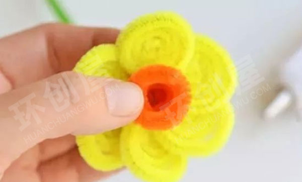 幼儿园美工区毛根编扎水仙花环创图片