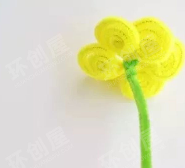 幼儿园美工区毛根编扎水仙花环创图片