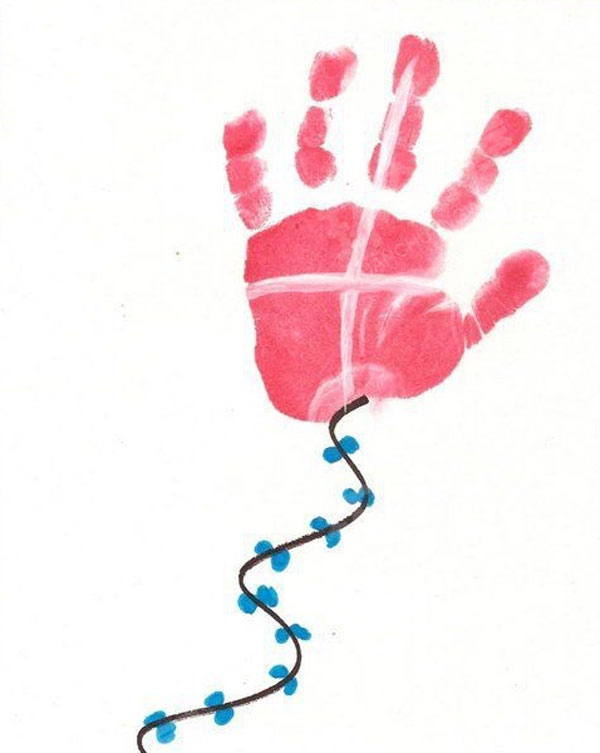 幼儿园美工区手印变变变环创图片