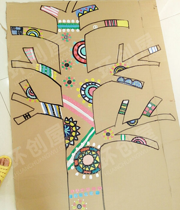 幼儿园美工区废旧纸壳彩绘树环创图片