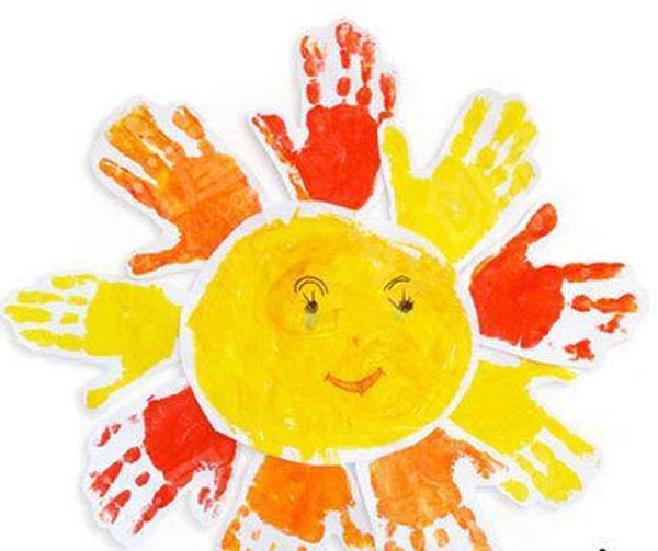 幼儿园美工区手印变变变环创图片