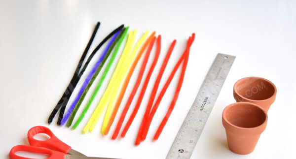 幼儿园美工区毛根编扎水仙花环创图片