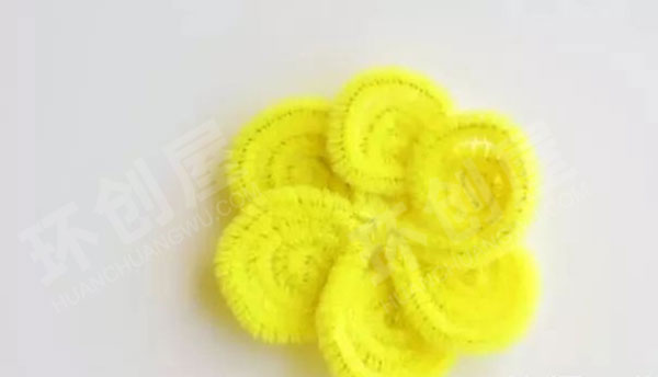 幼儿园美工区毛根编扎水仙花环创图片