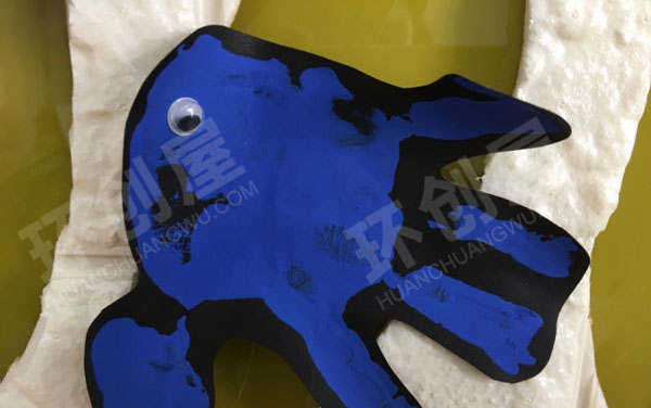 幼儿园美工区水粉颜料海底世界切水果环创图片