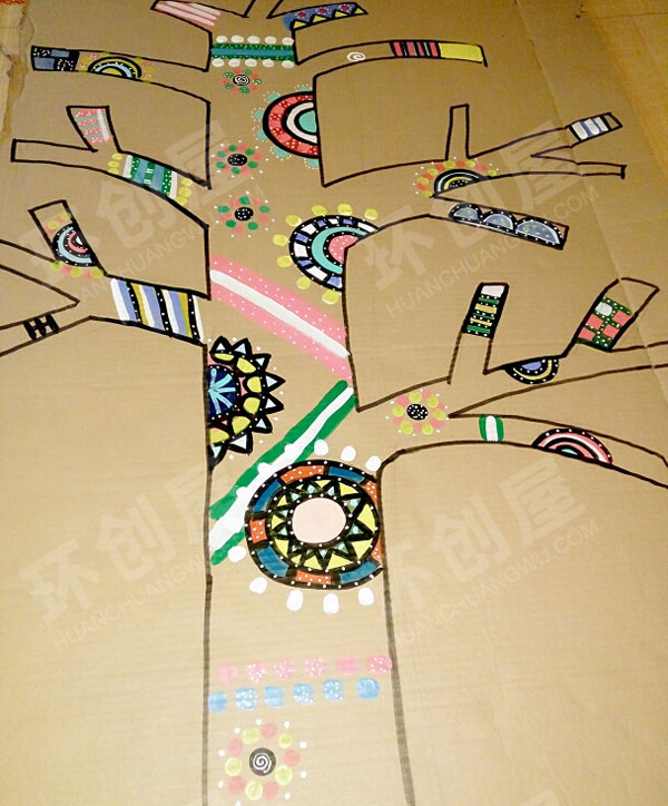 幼儿园美工区废旧纸壳彩绘树环创图片