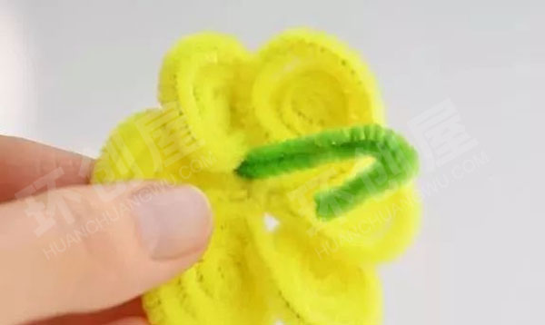 幼儿园美工区毛根编扎水仙花环创图片