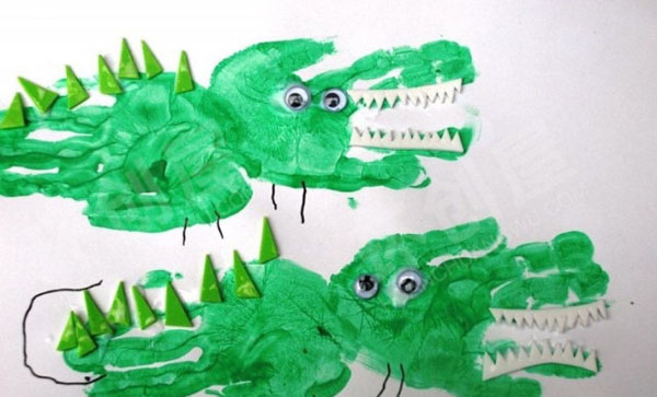 幼儿园美工区手印变变变环创图片