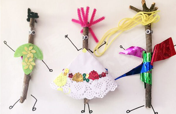 幼儿园美工区树枝卡纸绳子小人环创图片