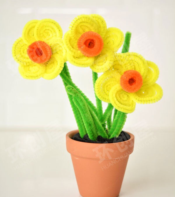 幼儿园美工区毛根编扎水仙花环创图片